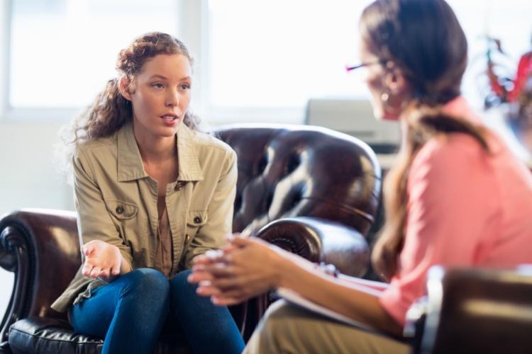 Young woman talks to therapist about how she wants to wean off alcohol