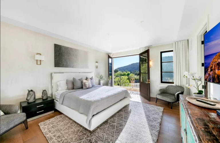 Bedroom at Legacy Healing's drug and alcohol rehab in Los Angeles, complete with bed, side table, canyon views, and modern decor