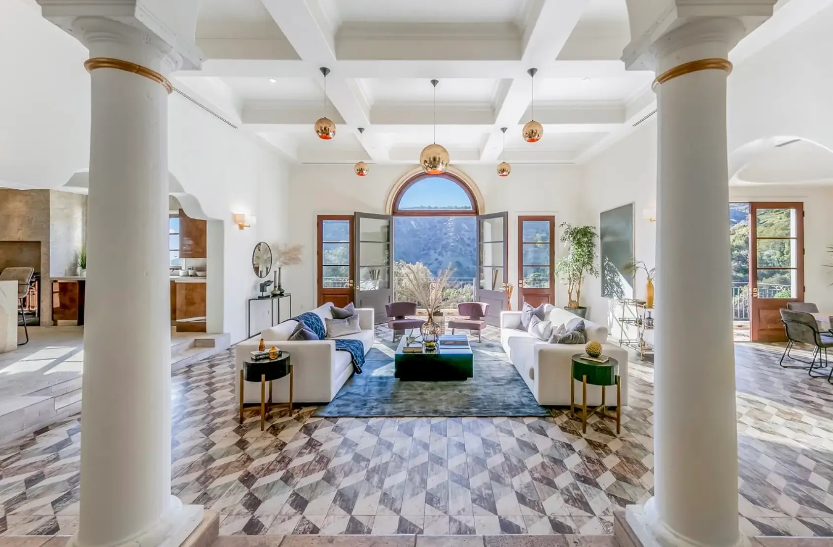 The image depicts a comfortable group therapy room designed for alcohol rehab, featuring couches arranged in a circle to foster a supportive environment for group counseling sessions. This setting promotes emotional support and connection among participants as they navigate the recovery process together.