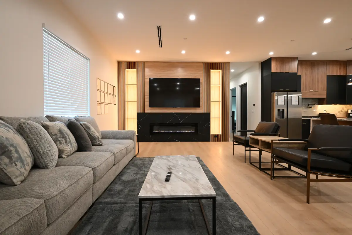 The image depicts a comfortable and modern living space within a luxury treatment facility, featuring large windows that allow ample natural light to fill the room. This inviting environment is designed to support individuals in long term addiction treatment, providing a serene setting for individual and group counseling sessions aimed at addressing substance use disorders and promoting mental health over 6 months, 1 year, and 2 year luxury rehab programs.